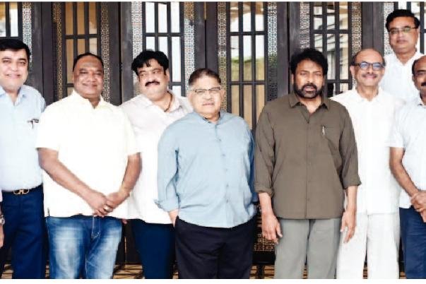 పర్సెంటేజీల కోసం ఎగ్జిబిటర్ల ఆందోళన...రంగంలోకి దిగిన మెగాస్టార్ చిరంజీవి